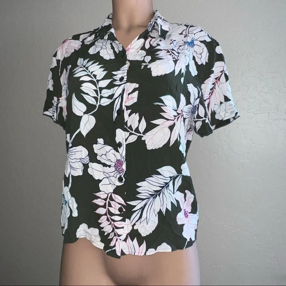Sanctuary NWOT Ladies XS 100% Rayon Floral Button Up Blouse Top Short Sleeve
